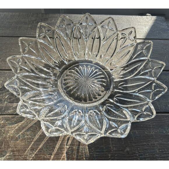 Vintage Petal Federal Glass Round 10” Berry Bowl dish Flower Clear - Picture 4 of 12